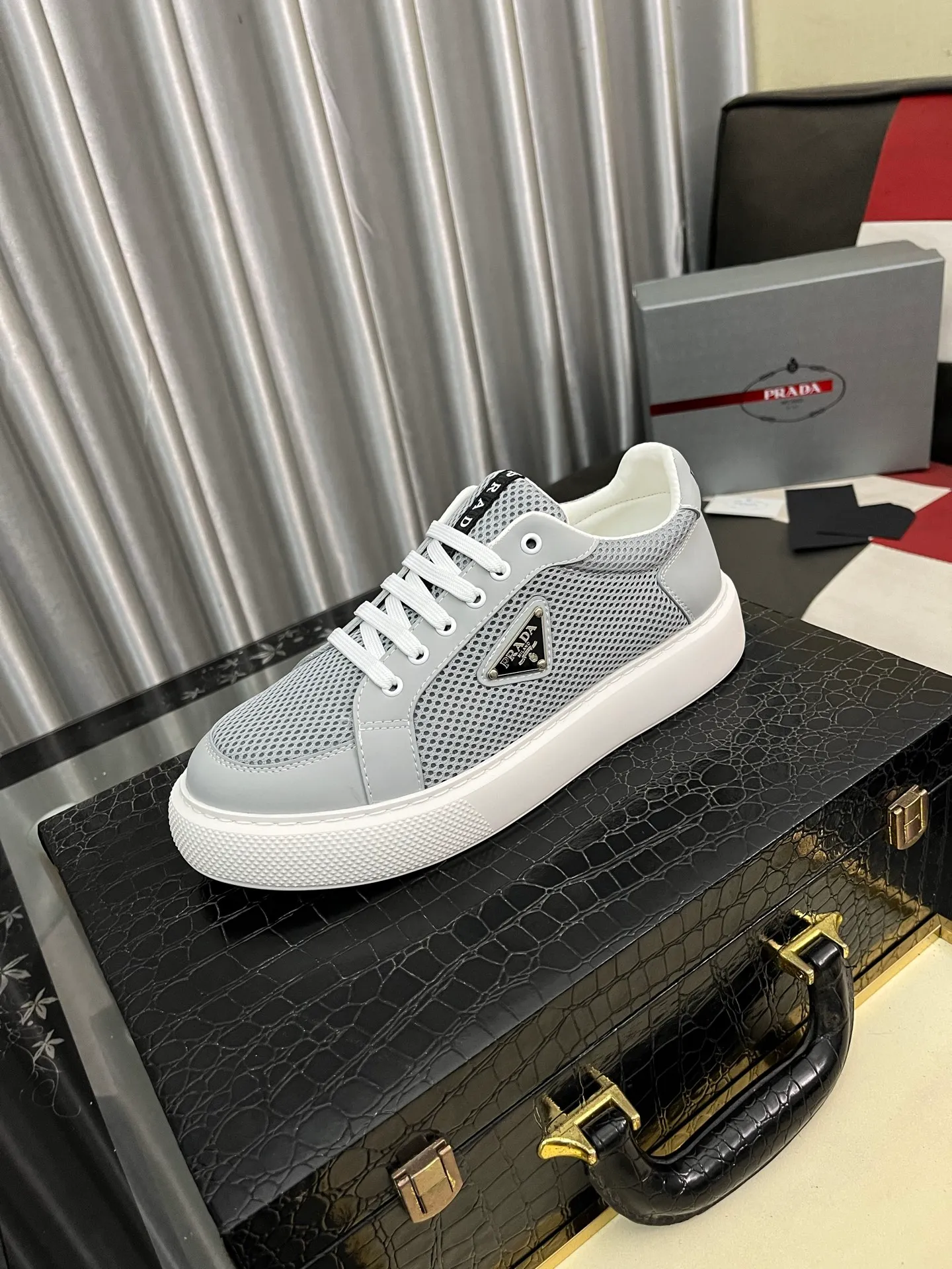 Men's men's shoes💰580⌚️⌚️Prada Prada early spring new model, top original quality, Prada casual sports shoes, made of imported solid color patent leather, spliced mesh cowhide upper, three-dimensional geometric segmentation, multi-color splicing, fashionable and generous, soft, comfortable and breathable. The tongue is decorated with classic letter logo, with fabric lining, cowhide foot pads, matched with P family's exclusive rubber outsole, upper material, breathable knitted fabric imported from Italy The delicate texture is super high-end! Fetal cowhide lining, super soft and comfortable, original molded outsole Size: 38-446️⃣ colors available